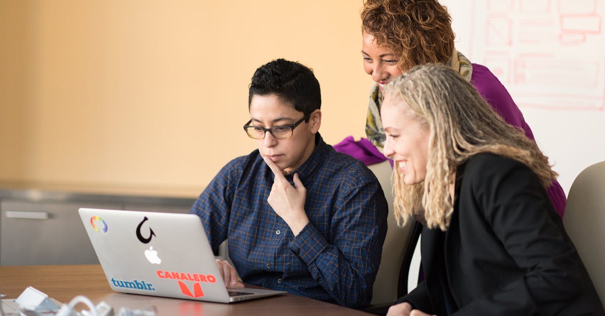 Diseño web profesional para negocios latinos en Washington DC | Gulupa Digital Profesional trabajando en una propuesta digital con portátil