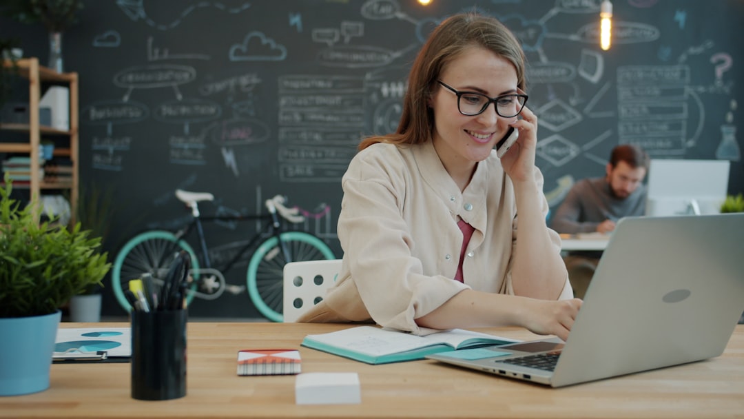 Mujer trabajando en oficina para un artículo sobre diseño web y Google Ads para negocios hispanos en Denver