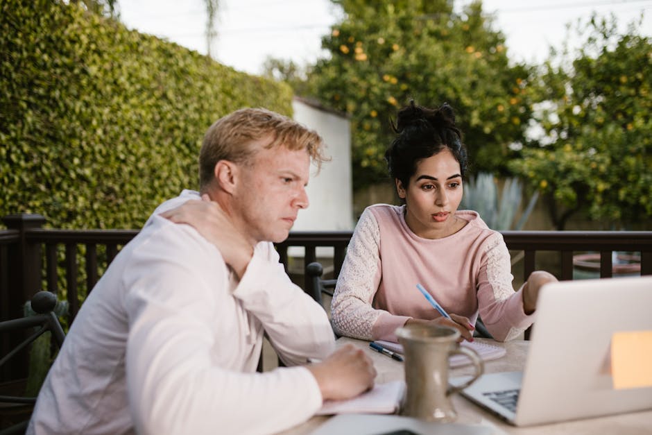Equipo trabajando en una estrategia de contenidos para negocios hispanos en California