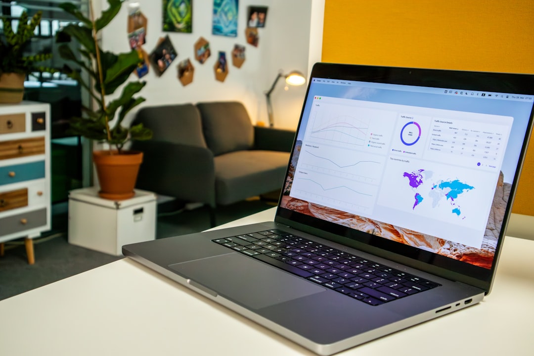 Portátil con análisis y métricas para campañas de Google Ads en una oficina.