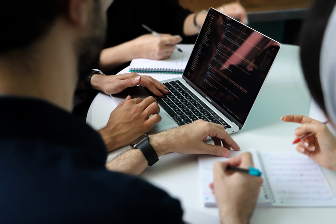 Grupo de personas revisando métricas y laptop para campañas de Google y Meta en Florida