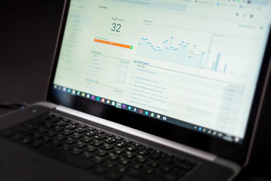 Equipo analizando métricas en un portátil para una estrategia de SEO y GEO en empresas hispanas