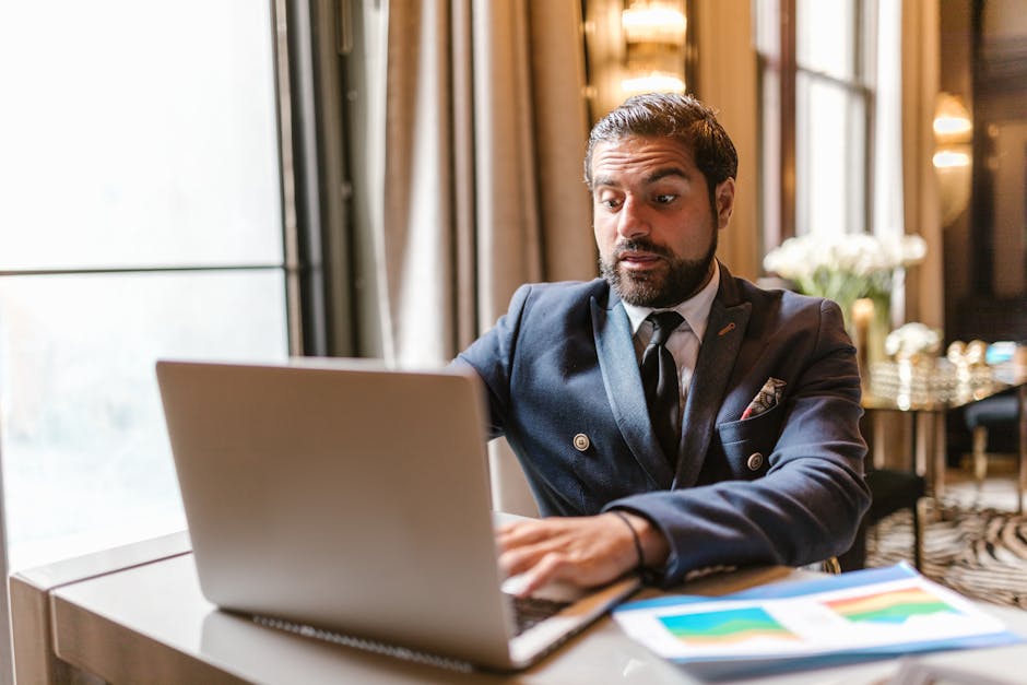 Persona analizando métricas de SEO para un negocio de servicios en español en Estados Unidos