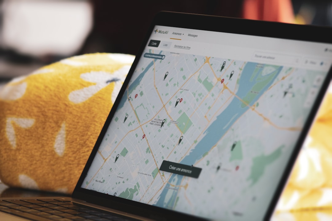 Tablet con mapa en pantalla para ilustrar agencia de SEO local en español para negocios en Tampa