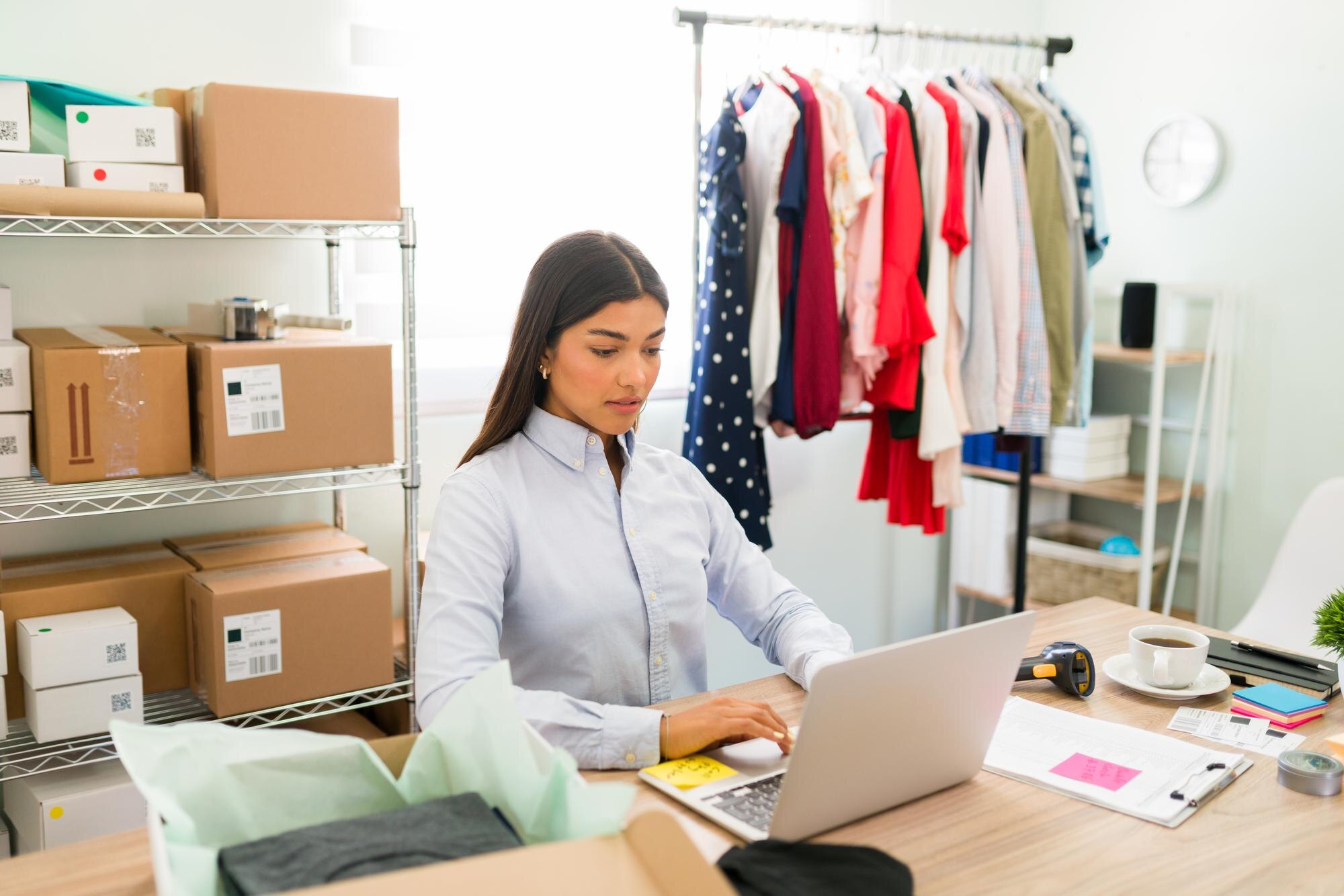 Mujer hispana gestionando pedidos en su tienda online desde una oficina, imagen para comercio electrónico de negocios en Estados Unidos
