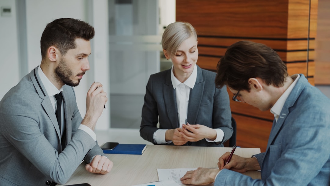 Abogados hispanos reunidos en una oficina para una consulta en Houston