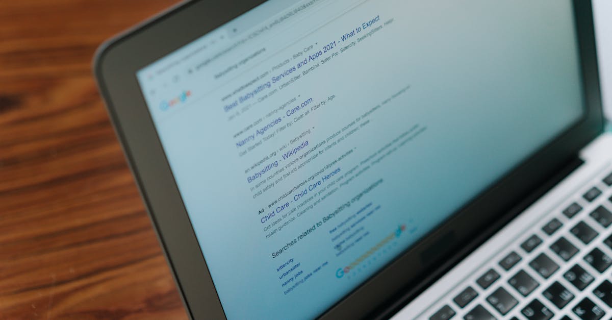 Pantalla de laptop con búsqueda y anuncios para negocio local hispano
