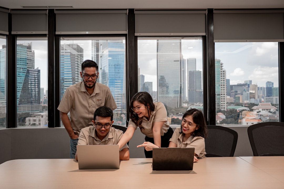 Equipo de desarrollo trabajando en laptops para un proyecto WordPress nearshore