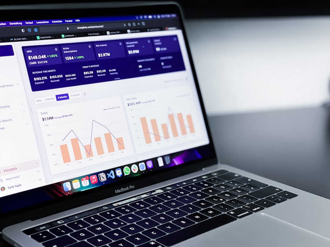 Laptop con analítica de ecommerce para SEO en español en Estados Unidos