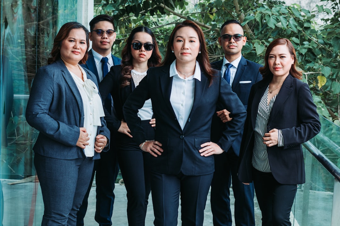 Equipo de profesionales reunido para estrategia de contenidos en español B2B