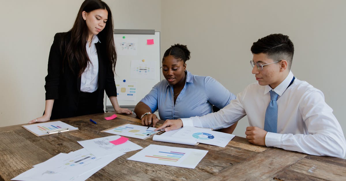 Equipo de negocios analizando oportunidades de generación de leads en Texas