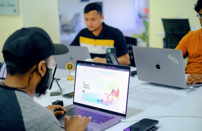 Persona trabajando en una laptop para branding y diseño web