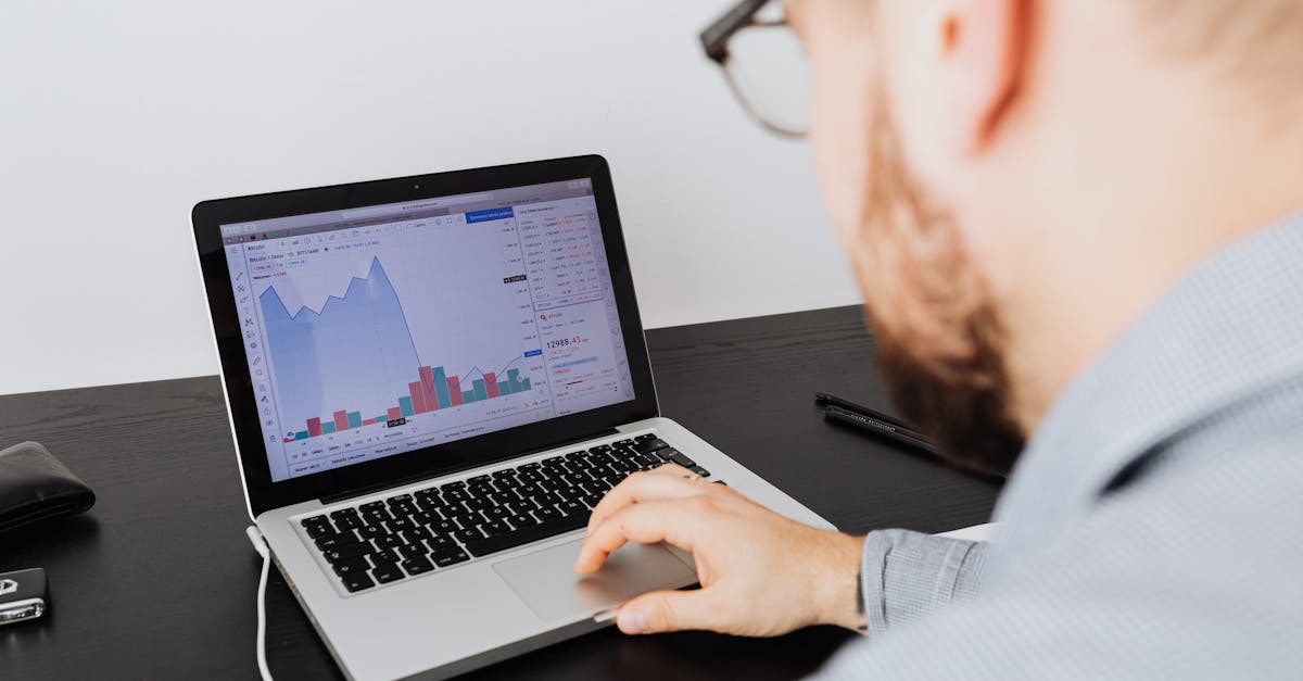 Laptop con dashboard de conversiones y analítica para una página web que genera clientes en Colombia