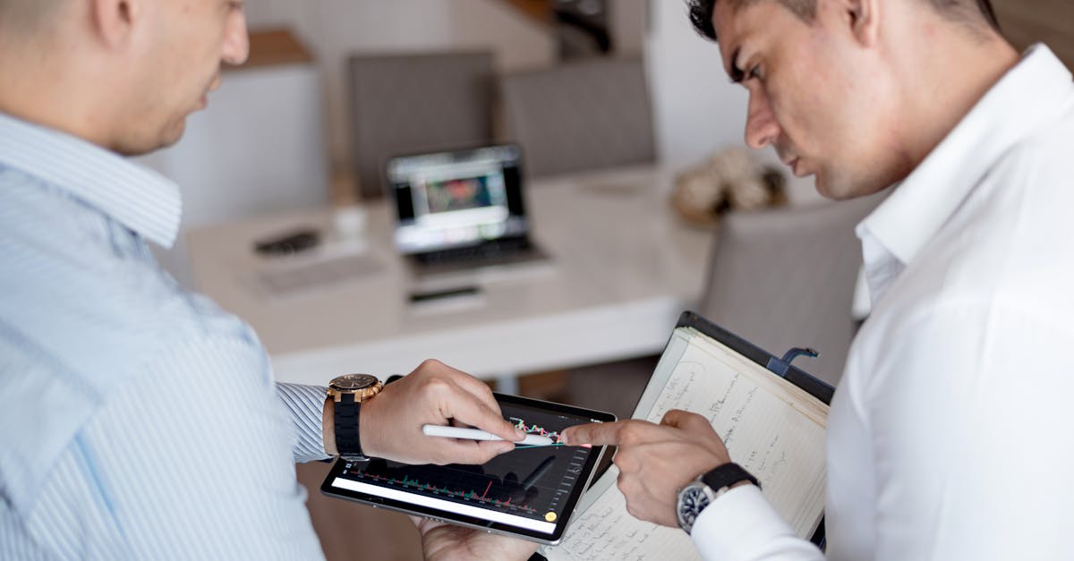 Ejecutivos revisando una propuesta digital en tablet para conseguir clientes empresariales