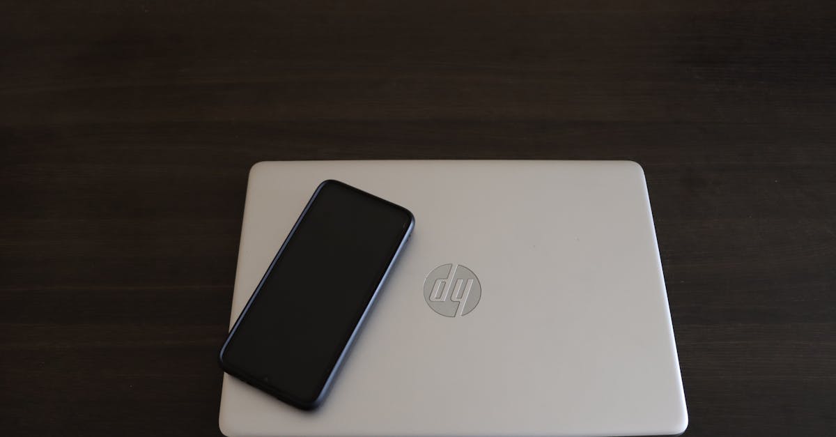 Landing page profesional mostrada en smartphone y laptop para campañas digitales