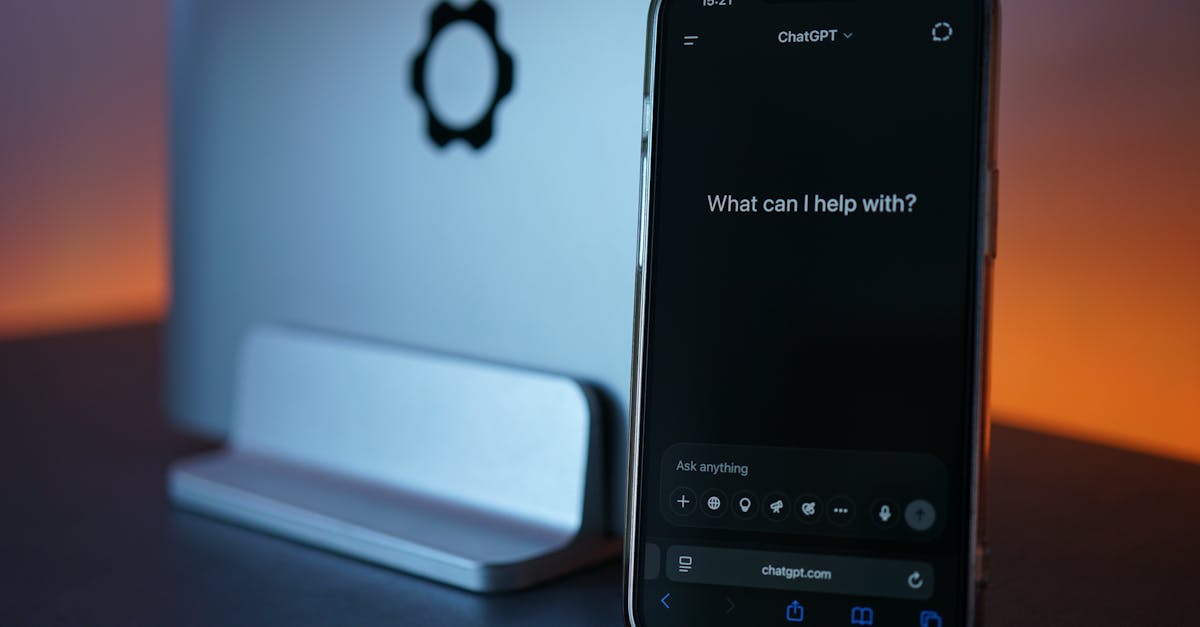 Teléfono con chat empresarial junto a laptop para integración estratégica de WhatsApp en una web
