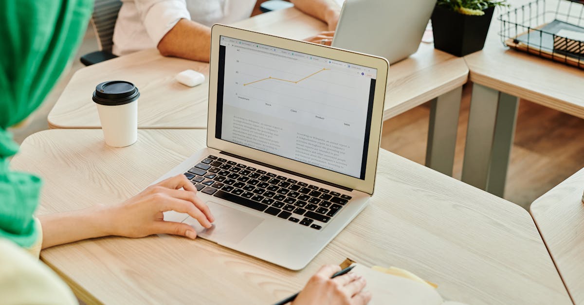 Ejecutiva revisando métricas de ventas en laptop para un sitio web orientado a aumentar ventas