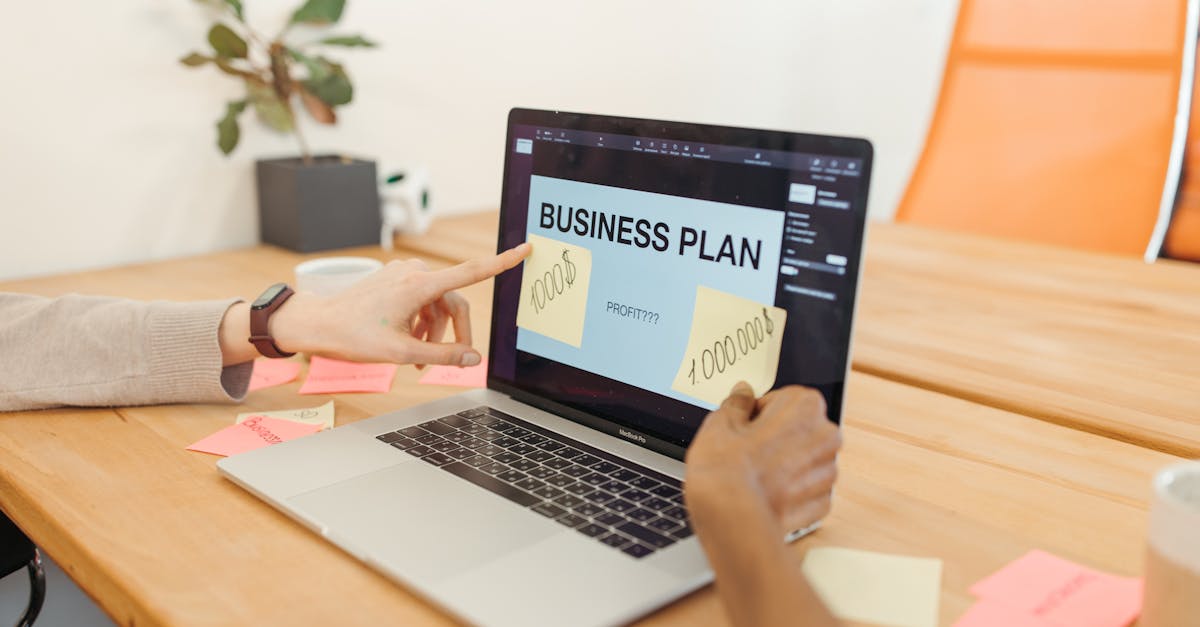 Laptop de trabajo y toma de decisiones para comparar WordPress con desarrollo a medida