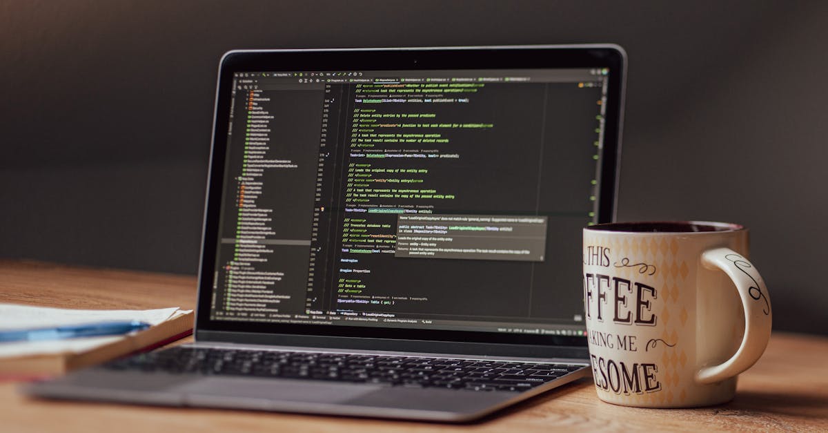 Desarrollador trabajando en arquitectura web para elegir entre Laravel y WordPress