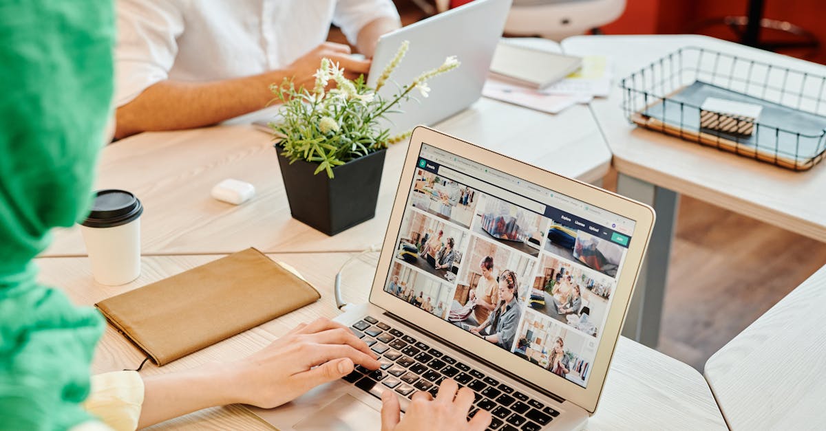 Profesional usando WordPress como plataforma seria para empresa
