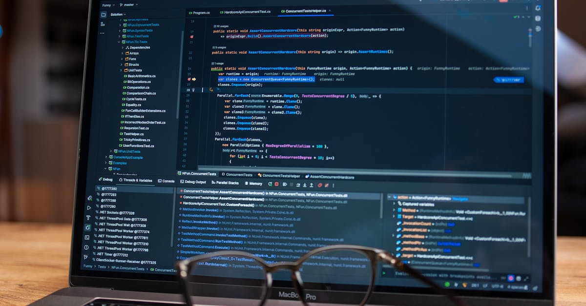 Pantalla con software y decisión tecnológica para elegir CMS empresarial