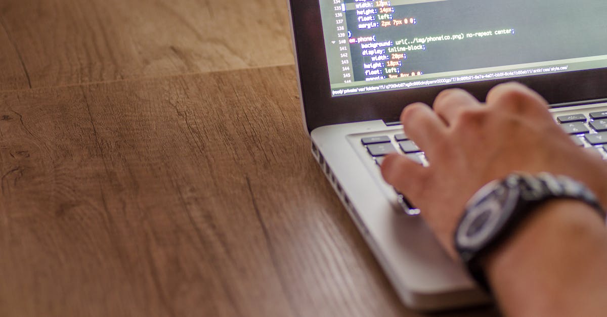 Laptop con código y decisión entre WordPress y desarrollo personalizado