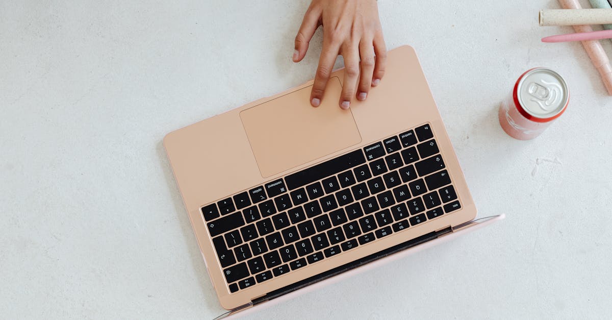 Cronograma de proyecto web en laptop para estimar tiempos reales de desarrollo