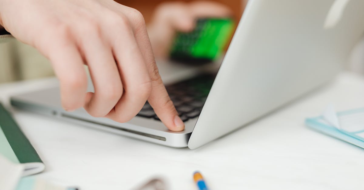 Checklist y revisión de entregables de diseño web profesional en laptop