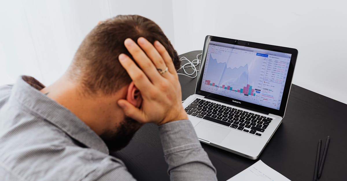 Persona revisando métricas de una web que no convierte en clientes