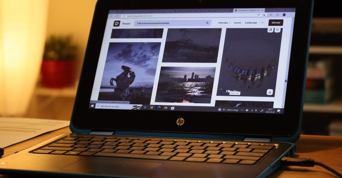 Laptop con sitio web antiguo y señal de rediseño urgente
