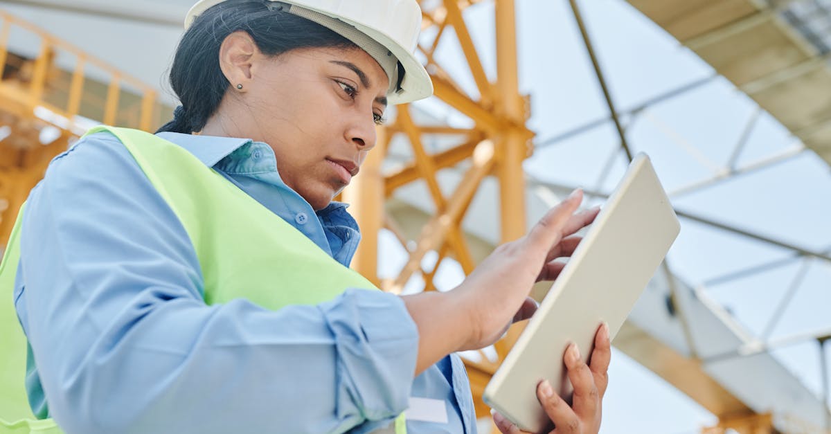 Arquitecta revisando proyecto en obra para empresa de construcción en Colombia