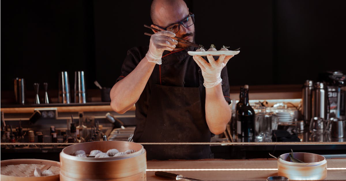 Chef emplatando plato en restaurante para atraer reservas desde Google