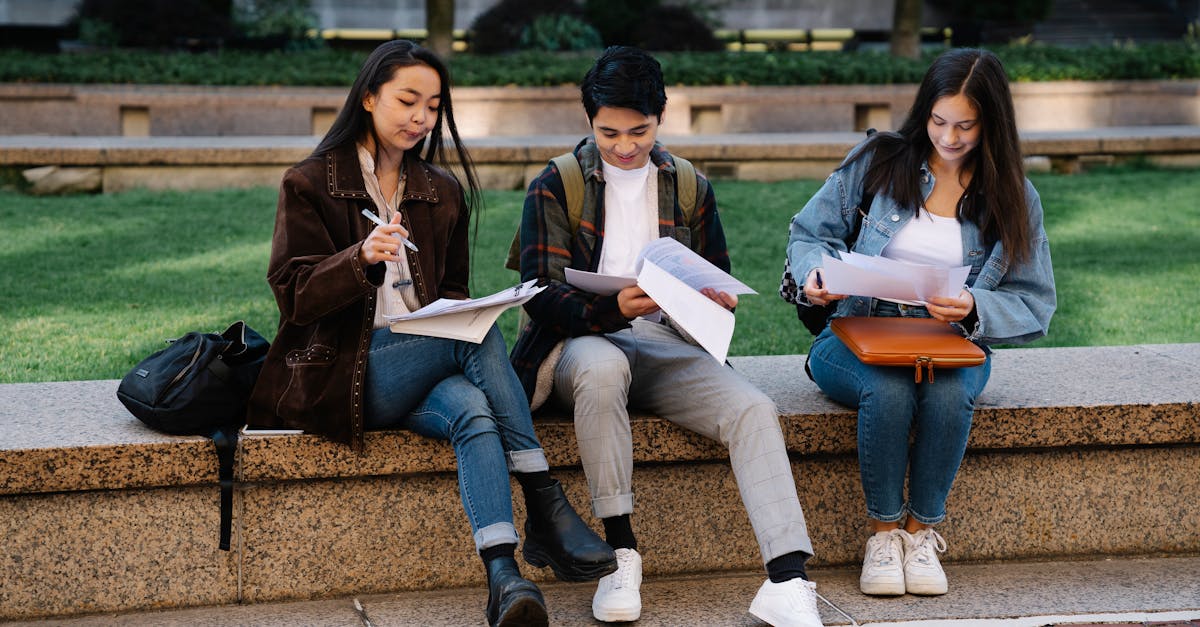Estudiantes en campus para web educativa de colegios y universidades
