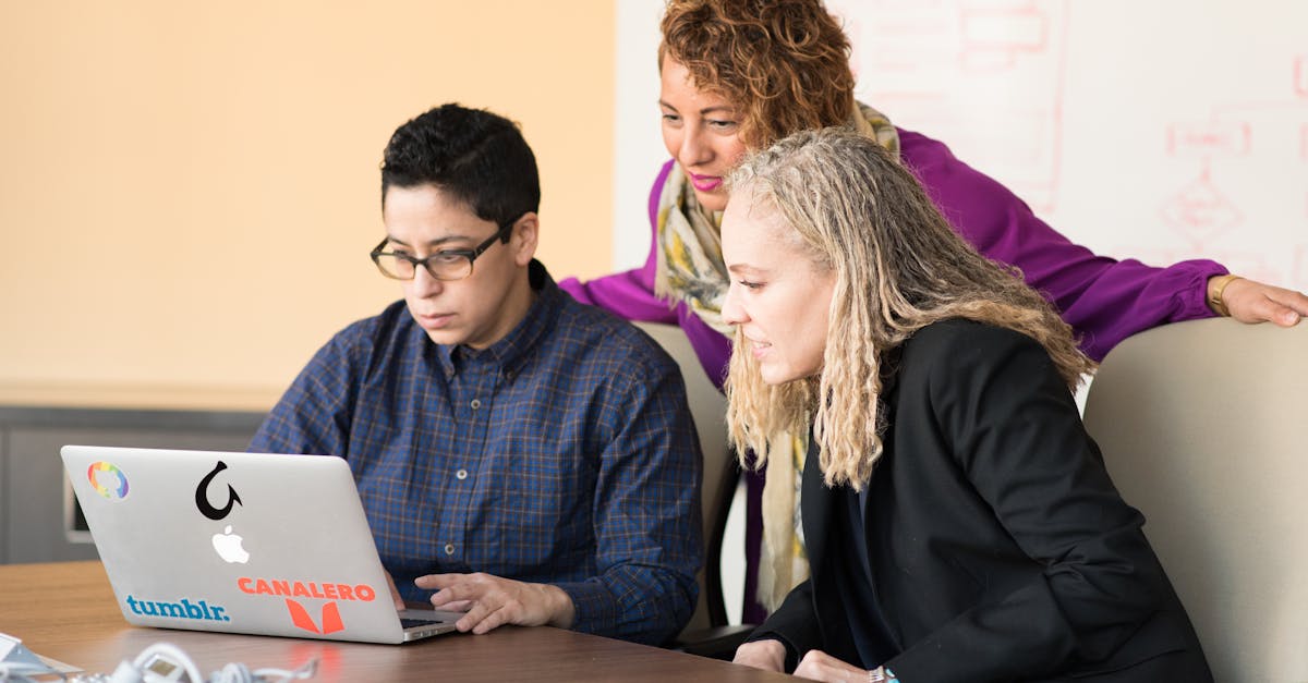 Profesional de tecnología con portátil para empresa tech en Colombia