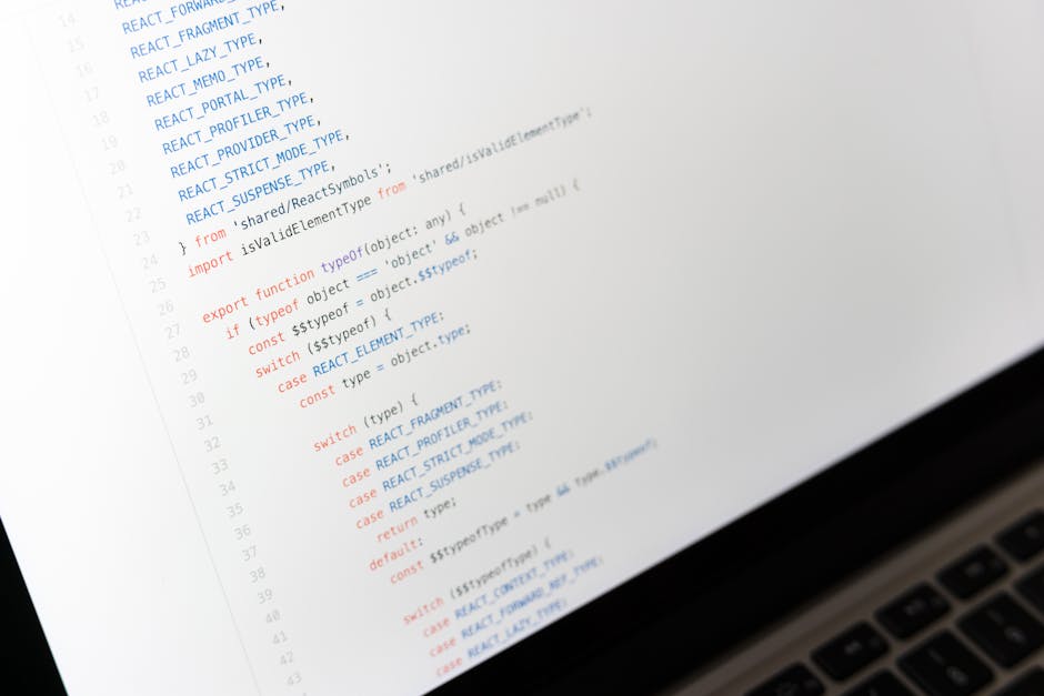 Desarrollador trabajando en código JavaScript para proyectos empresariales en Colombia