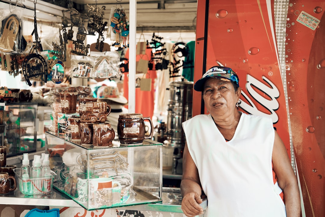 Tienda colombiana con cliente comprando — atribución de ventas offline a campañas de marketing digital