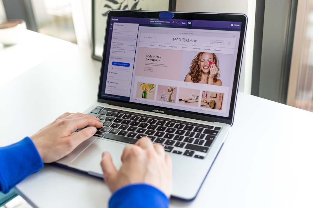 Persona gestionando tienda virtual en laptop con checklist de migración ecommerce