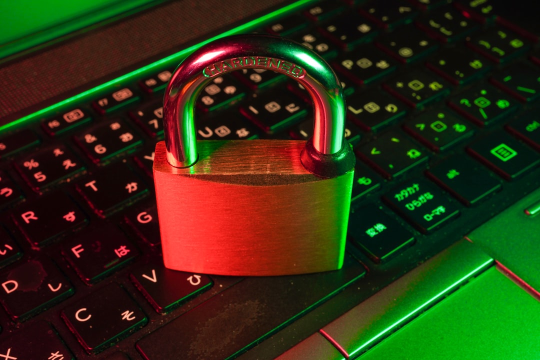 Candado de seguridad sobre teclado de laptop — ciberseguridad para PYMEs en Colombia