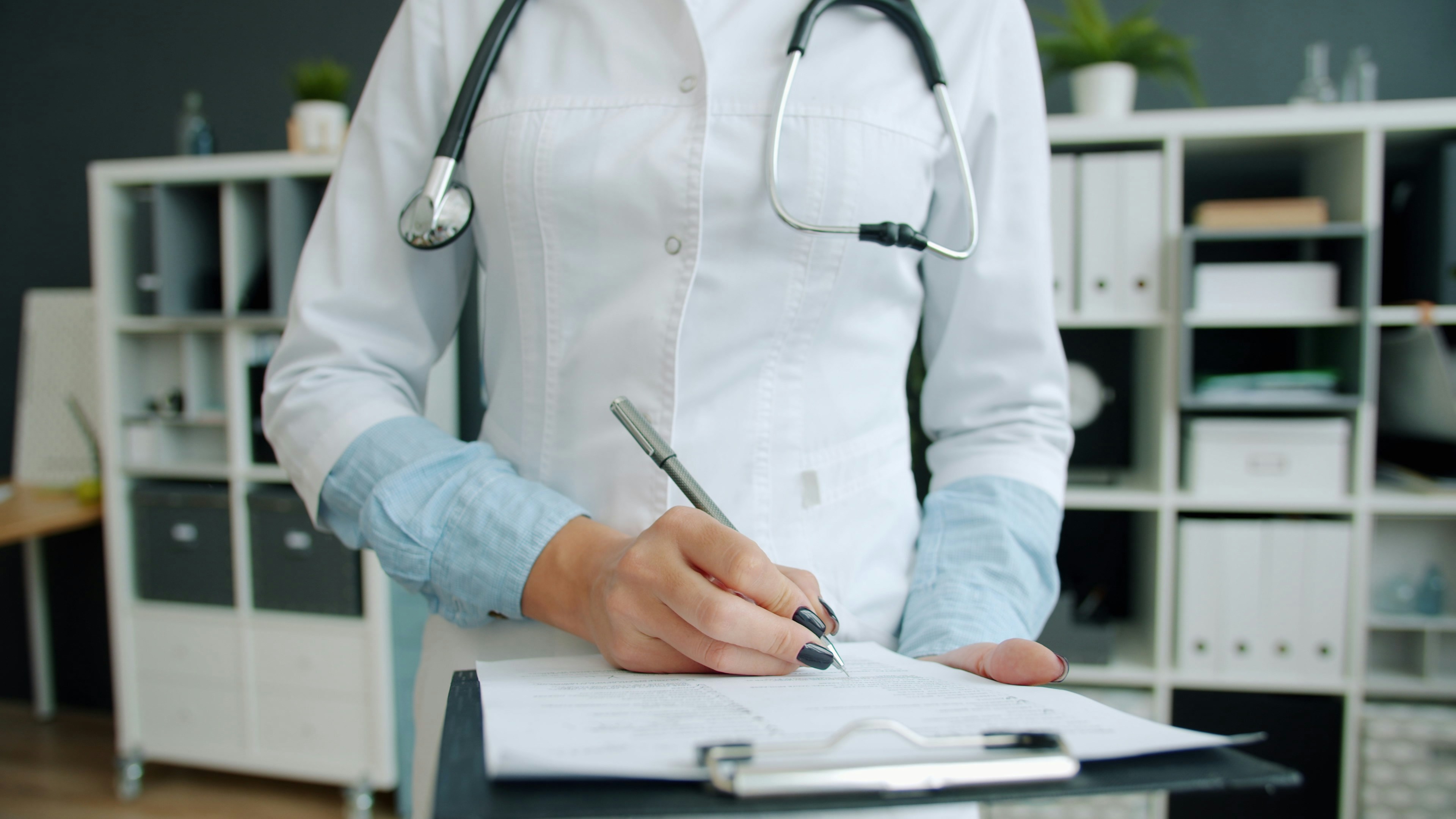 Doctor revisando documentos en consultorio médico profesional — marketing digital para clínicas en Colombia