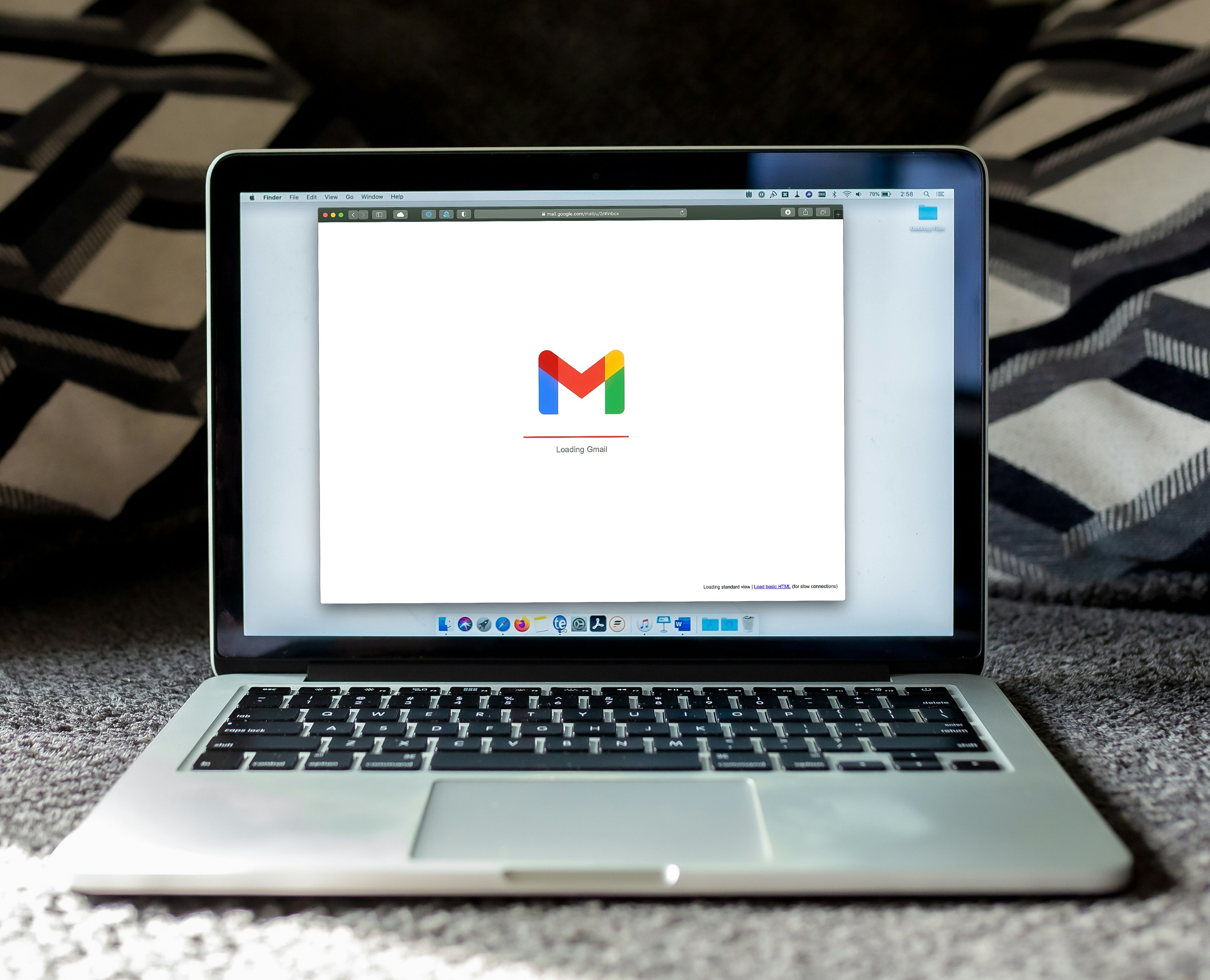 Laptop con dashboard de email marketing mostrando métricas de campañas para PYMEs en Colombia