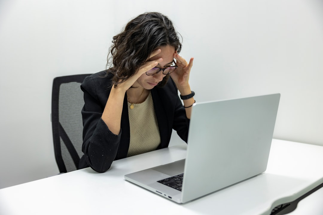 Empresaria frustrada revisando errores en su sitio web — errores al contratar desarrollo web