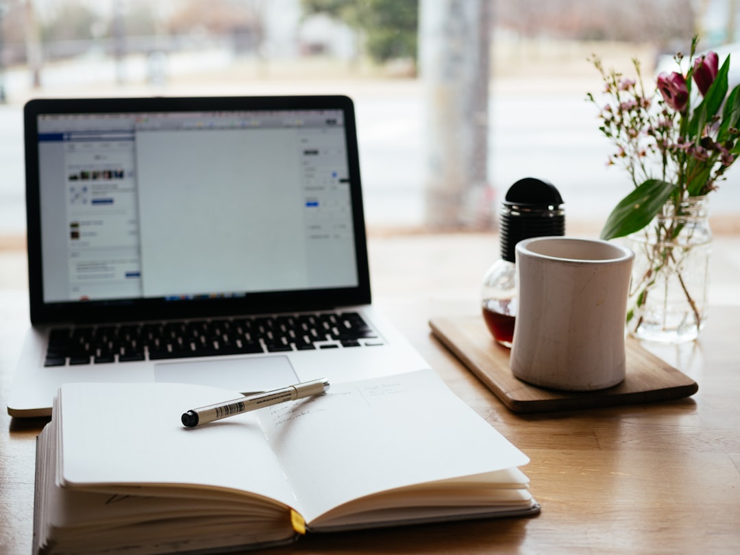 Laptop y libreta para planificación de estrategia de contenidos — cómo crear contenido que genere leads en Colombia
