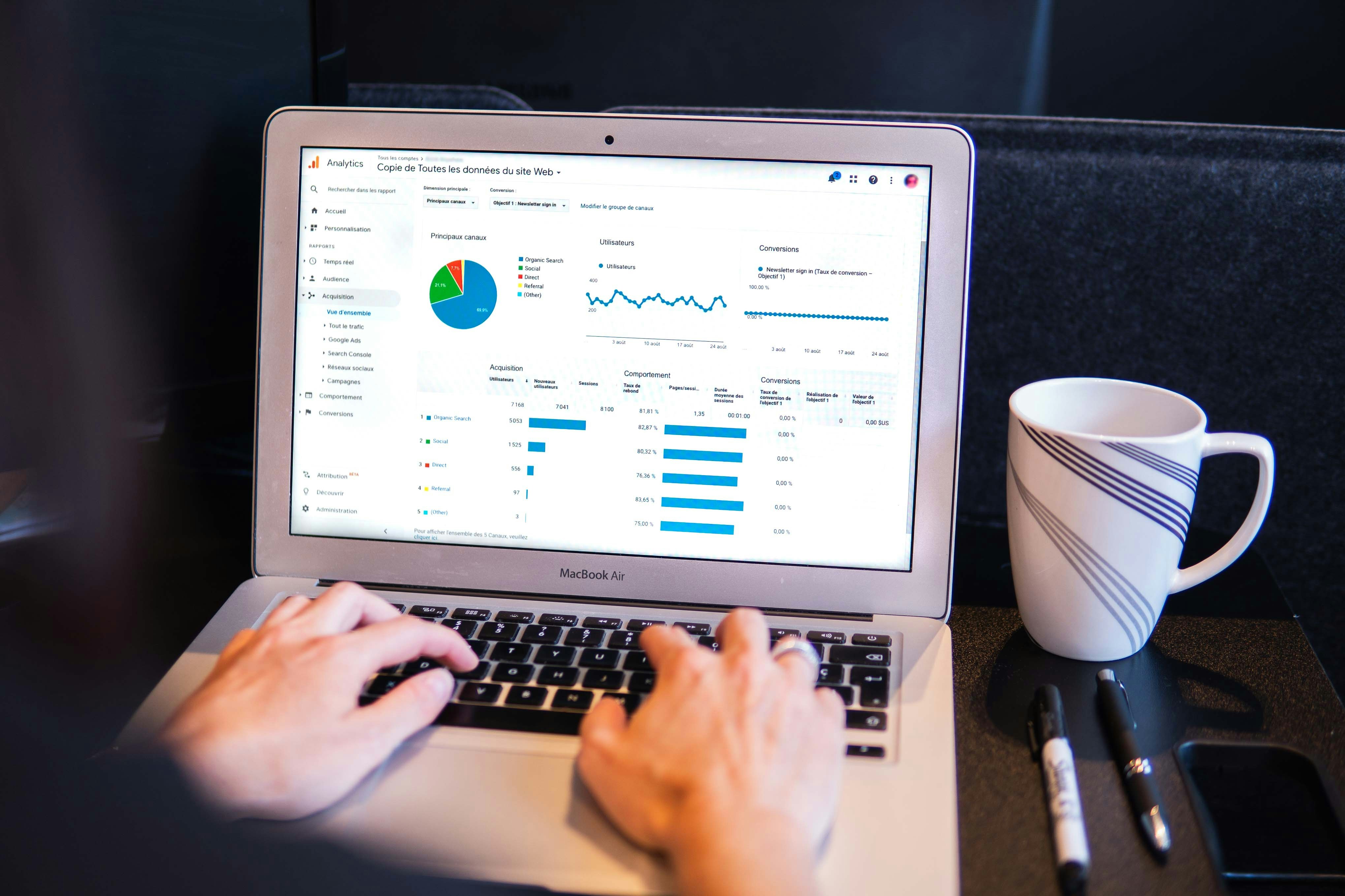 Dashboard de Google Analytics 4 en laptop mostrando métricas de tráfico y conversiones para empresas en Colombia