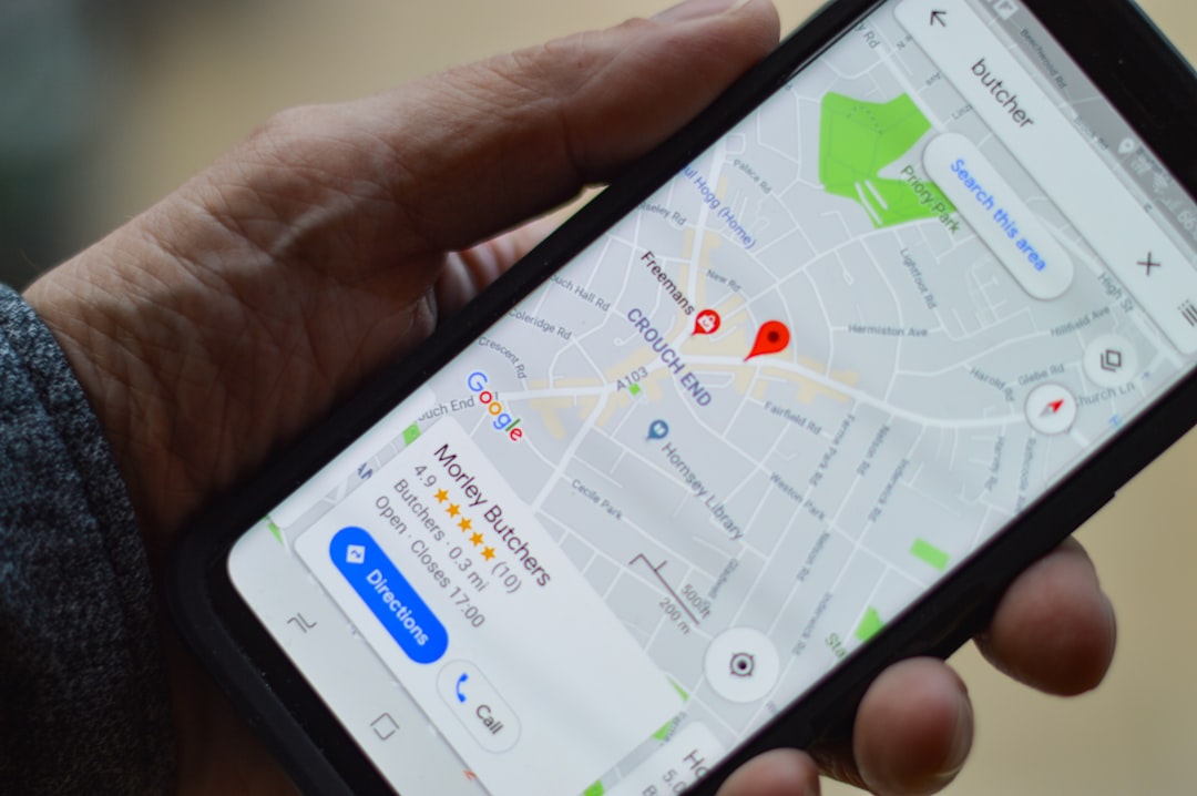 Persona con smartphone mostrando Google Maps, SEO local y Google Business Profile para empresas colombianas