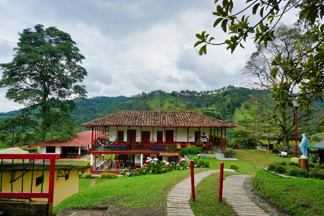 Casa de madera en Salento Quindío Colombia — marketing digital para hoteles y turismo