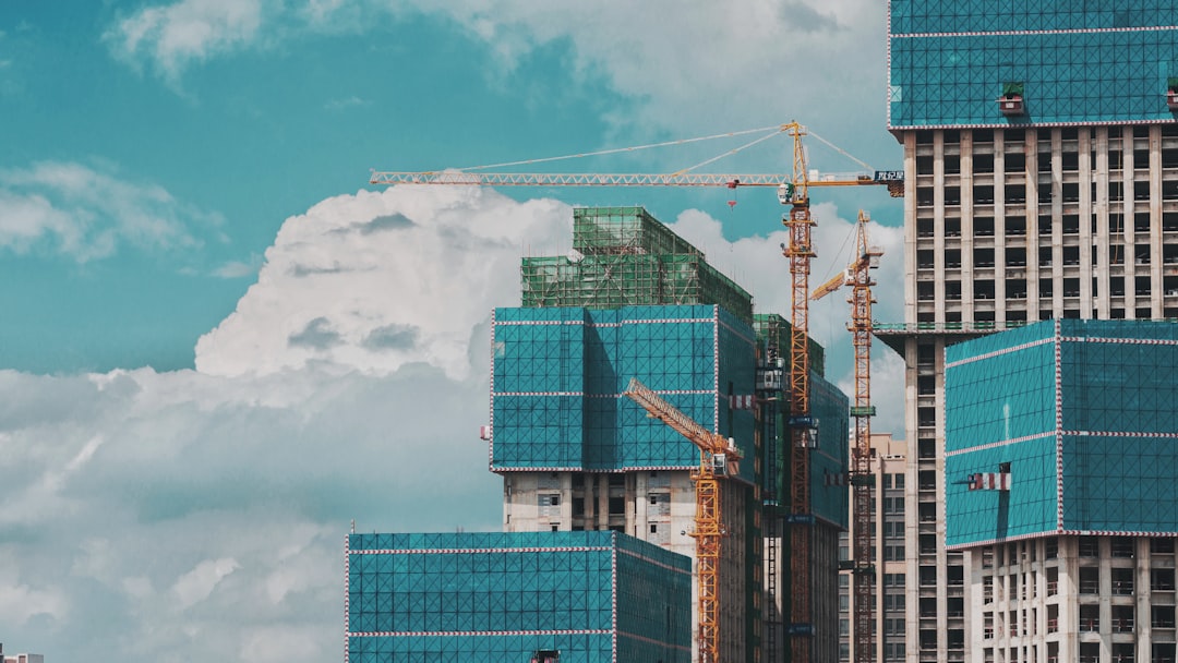 Edificios de construcción bajo cielo nublado, marketing digital para inmobiliarias y constructoras en Colombia
