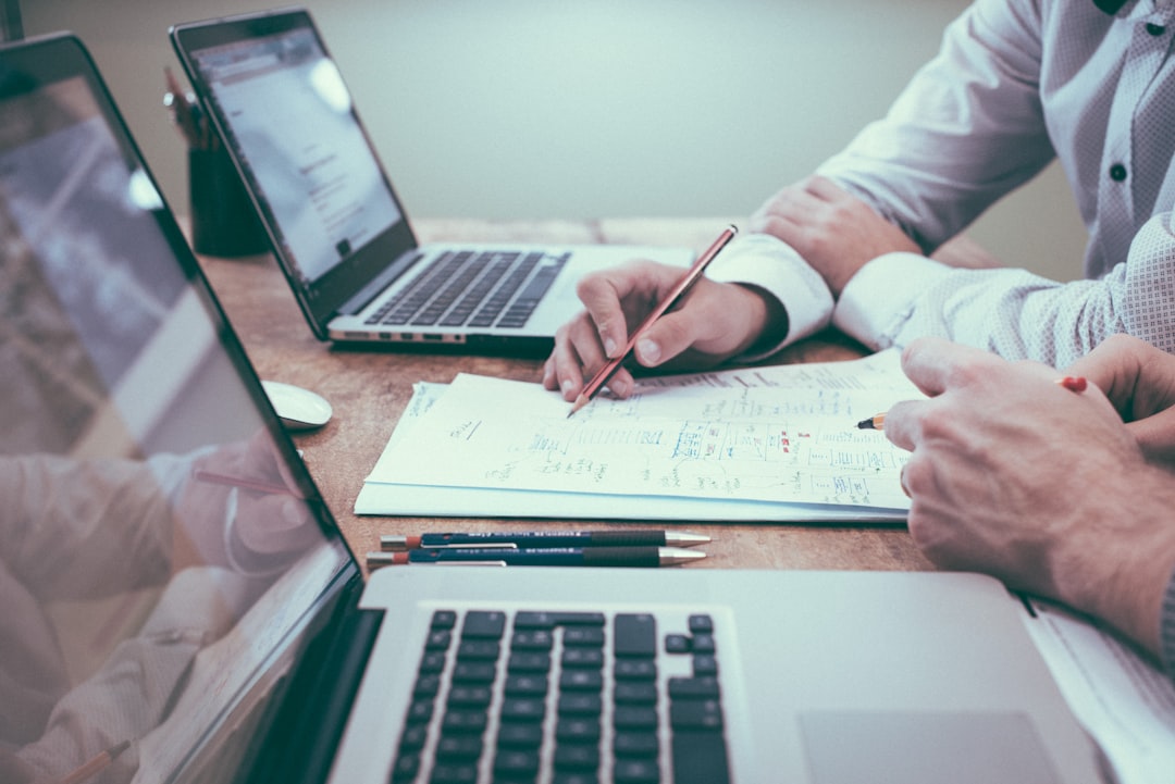 Documentos de negocio y laptop para propuesta comercial — presencia digital para licitaciones Colombia