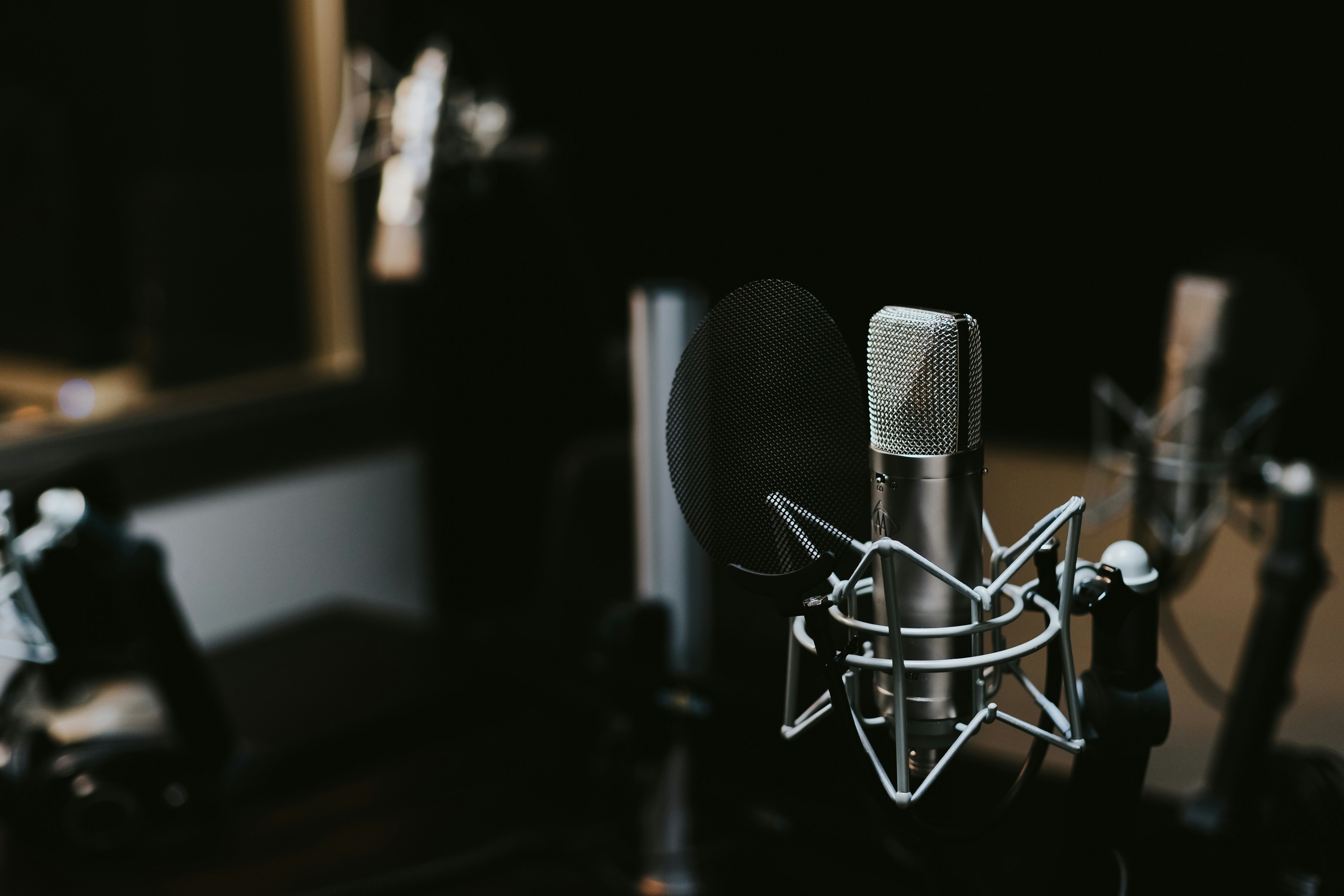 Micrófono profesional de estudio para podcast — equipo básico para podcast B2B en Colombia