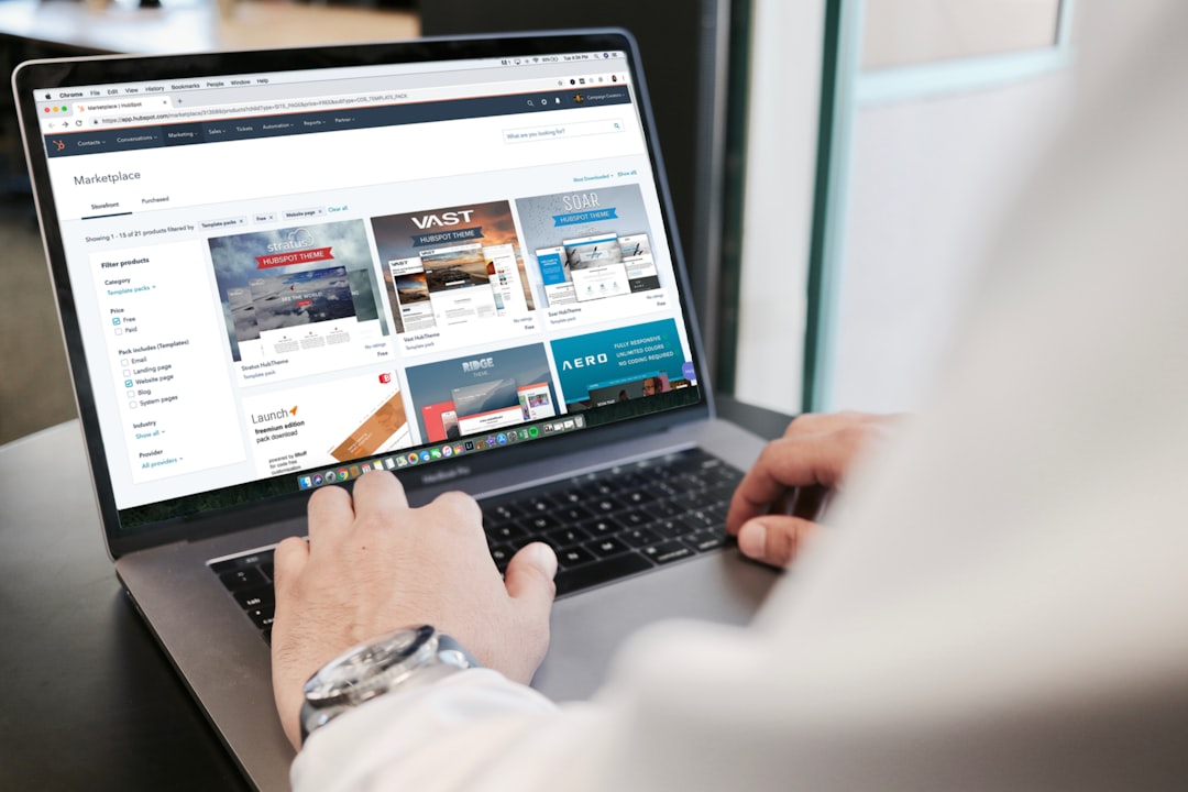 Laptop con estrategia de marketing digital — remarketing ético en Google Ads y Meta Ads para empresas en Colombia