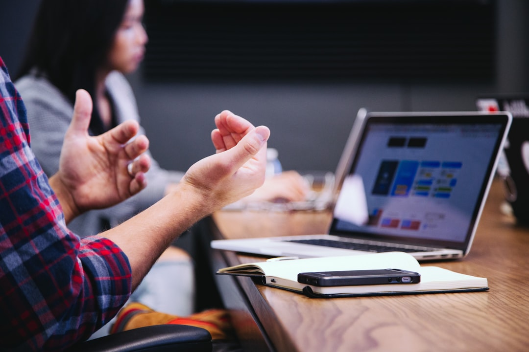 Profesionales en reunión de negocios con laptop — cómo vender servicios profesionales por internet en Colombia